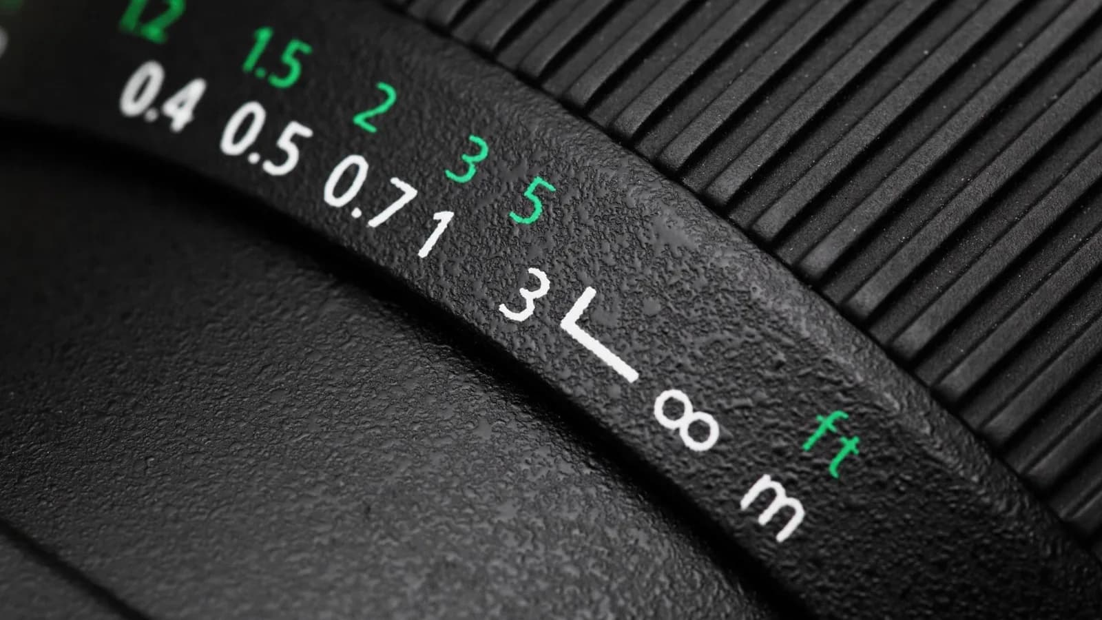 Gros plan de l'échelle de distance de mise au point d'un objectif (0,4 m à l'infini).