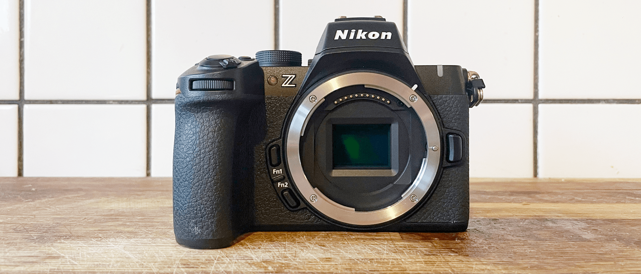 Nikon Z50 II, APS-C-Hybridkamera mit 20,9 MP, Dreiviertelansicht von vorne auf neutralem Hintergrund