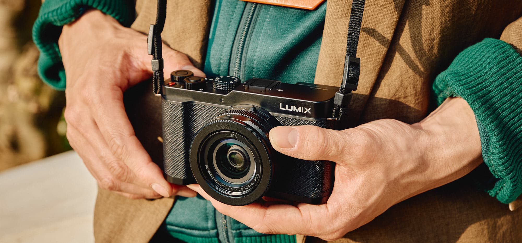 Panasonic Lumix L10 in black, three-quarter front view, Leica Vario-Summilux lens retracted